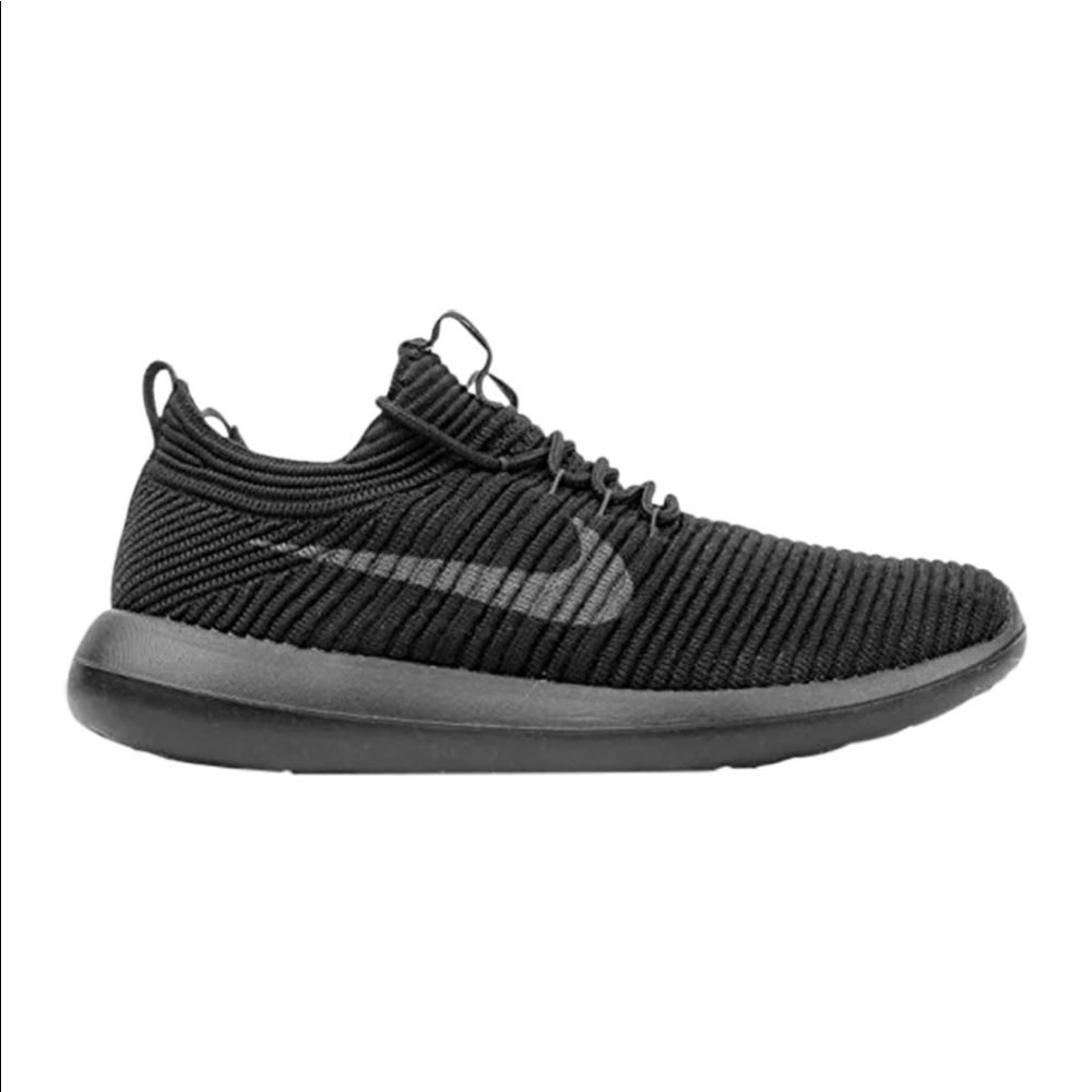 Black Nike tennis shoes